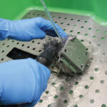 Bauteilreinigung manuell mit Pinsel_PROLAQ Compact_G90010