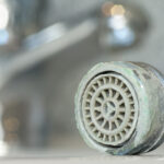 Verkalktes Wasserhahnsieb_Kalk-Barrakuda_A50002