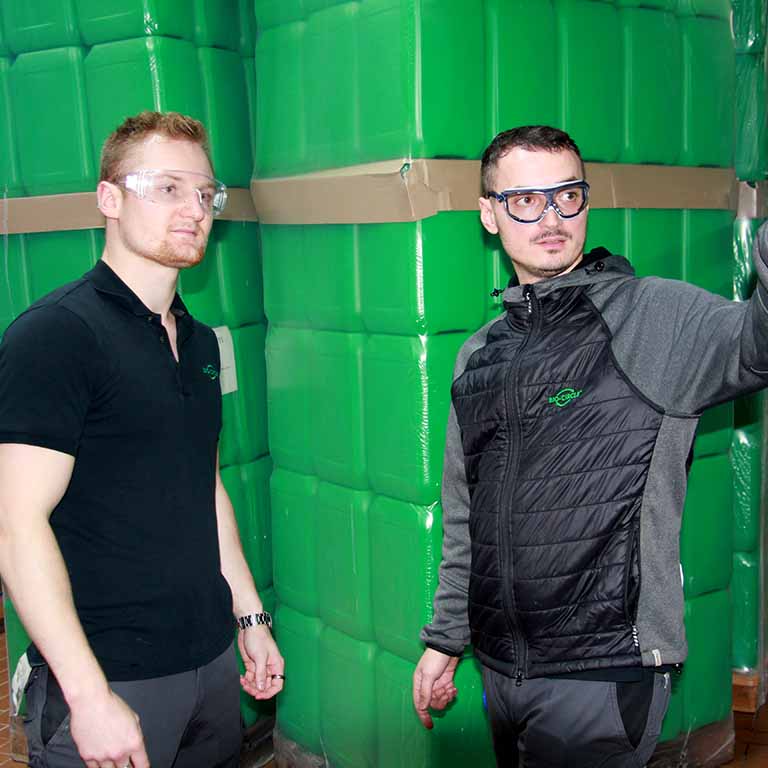 Karriere Ausbildung Produktionsmitarbeiter während der Arbeit