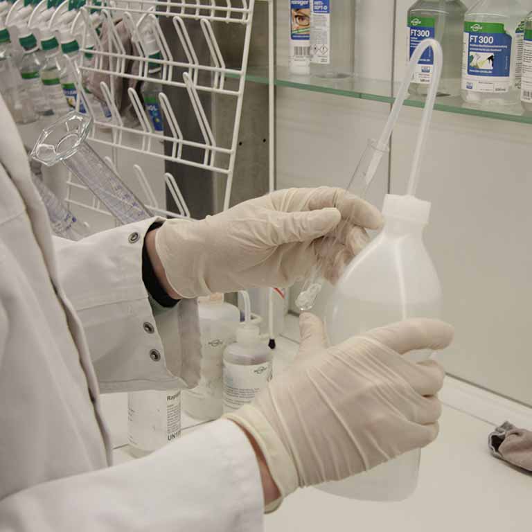 Karriere Praktikum Labormitarbeiter beim abfüllen einer Flüssigkeit