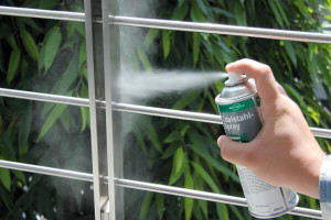 Edelstahl-Spray wird auf Treppengeländer aufgetragen