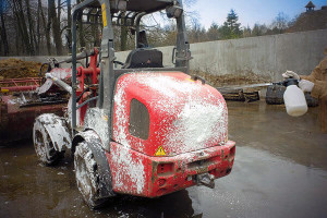 Traktor mit Hilfe des Schaumsprühers reinigen 