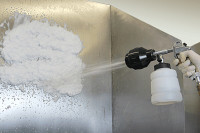 Foam Booster trägt Schaum auf Metallfläche auf