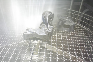 Bauteil in Heißwasserteilereinigungsanlage