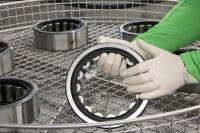 Bauteile bei der Reinigung einer Heißwasser-Teilewaschmaschine - Rauchharz-Entferner DB